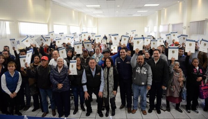 Entrega Isidro títulos de propiedad a 76 familias de Saltillo