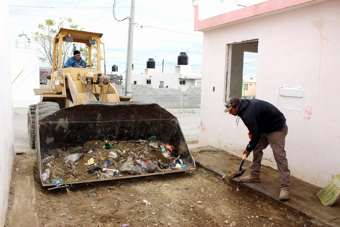 Sabinas: Servicios Primarios aplica barrido en la colonia Vírgenes