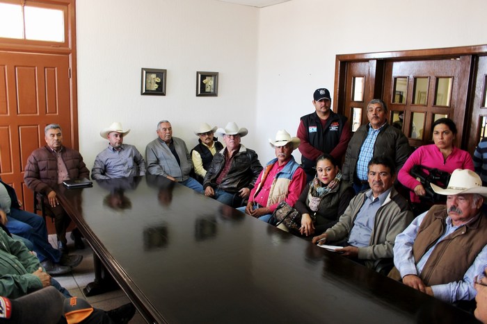 Lenin recibe visita de ejidatarios de Sabinas