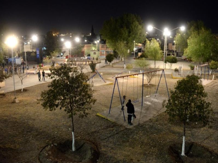 Inaugura Isidro el nuevo alumbrado en la Chapul