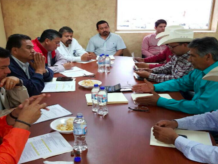 Javier Guerrero y productores de leche de cabra en 5 manantiales