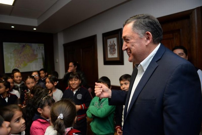Saltillo: Conocen niños a Isidro y su despacho