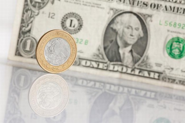 Peso se desploma casi 3% frente al dólar, alcanza otro mínimo histórico