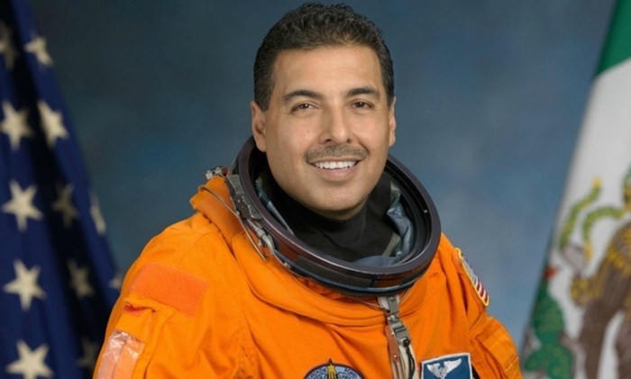 Astronauta José Hernández impulsará educación espacial en México