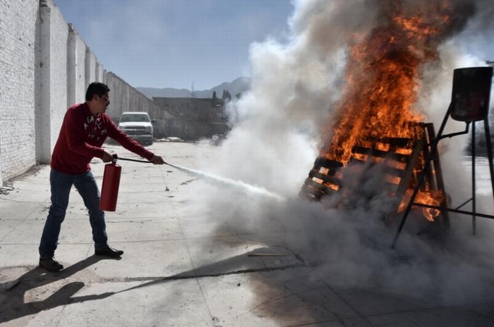 Saltillo: Capacitan en incendios a comerciantes del Mercado Juárez