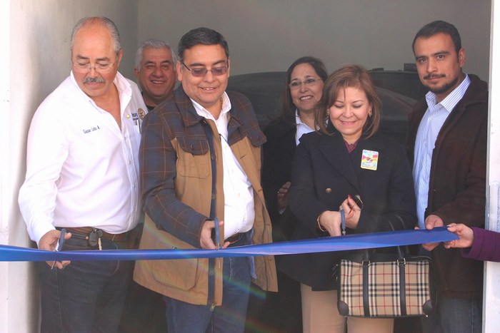 Alcalde de Sabinas y Gobernador de Club Rotario Entregaron Planta Purificadora de Agua en el C.B.T.is.