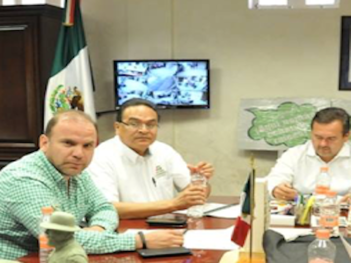 Javier Guerrero en reunión con comerciantes