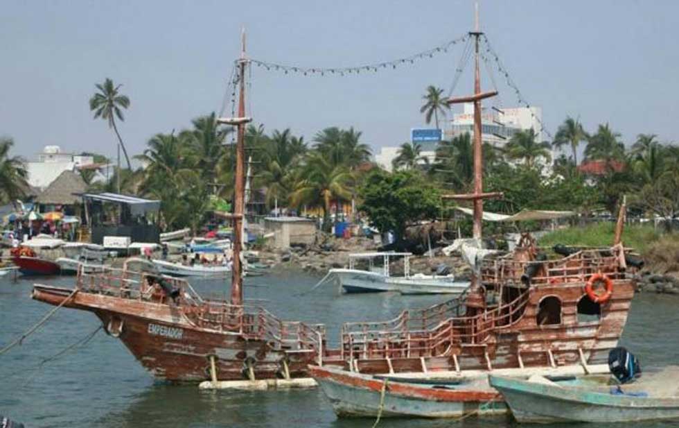 Se hunde barco turístico en Veracruz