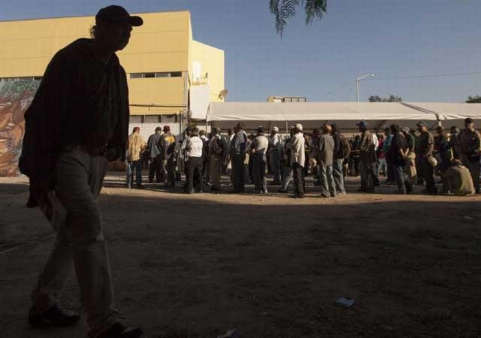 Interceptan tractocamión que transportaba a 95 migrantes hacinados