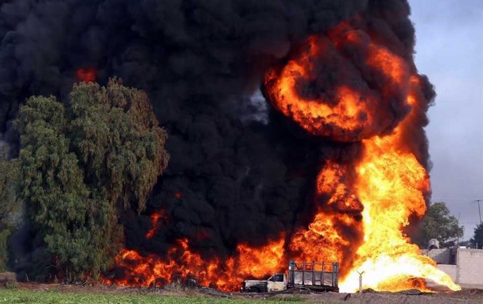 Arde toma clandestina de Pemex en Puebla