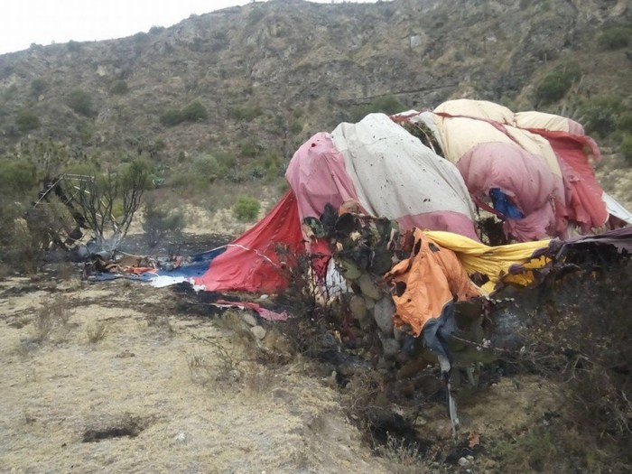 Mueren dos personas tras caída de globo aerostático en Acatlán