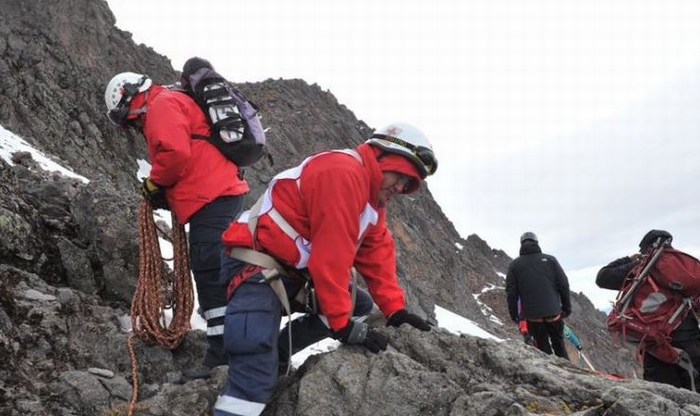 Tras 12 horas, rescatan cuerpos de dos alpinistas del Nevado de Toluca