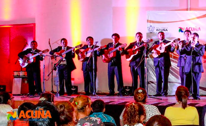 ROMÁNTICA VELADA VIVIÓ ACUÑA CON NOCHE DE RONDALLAS