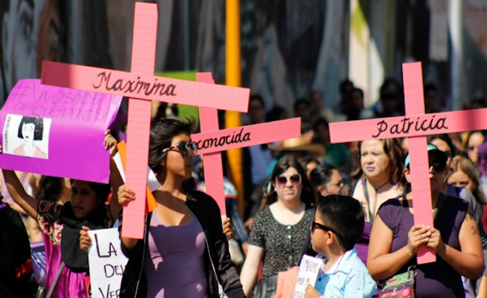 Marchan mujeres en contra de la violencia de género