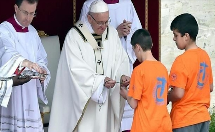Asegura el papa Francisco que la felicidad no es una app para descargarse