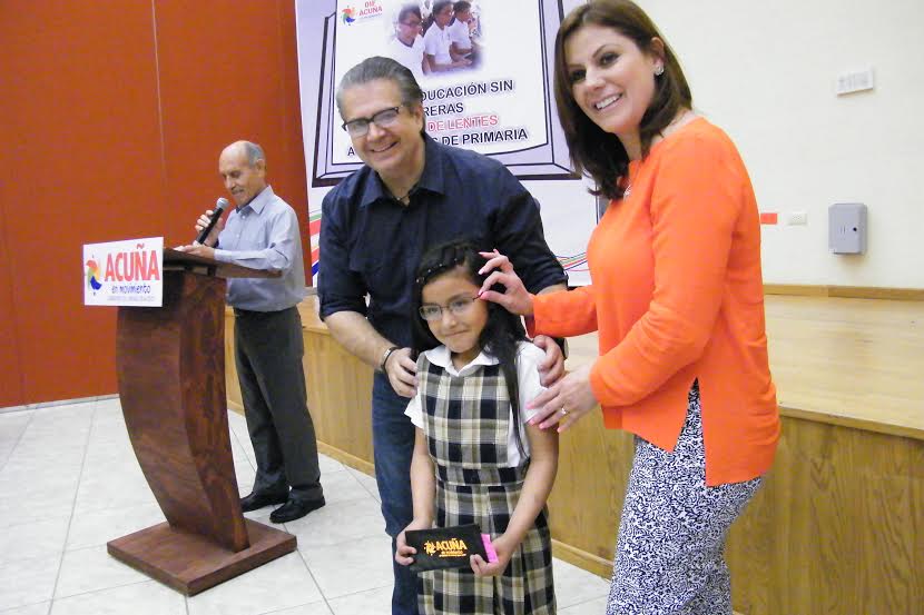 Dota el DIF Acuña de lentes a 70 alumnos de 5 escuelas primarias