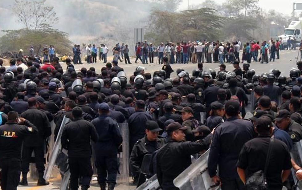 Enfrentan indígenas a granaderos en Chiapas