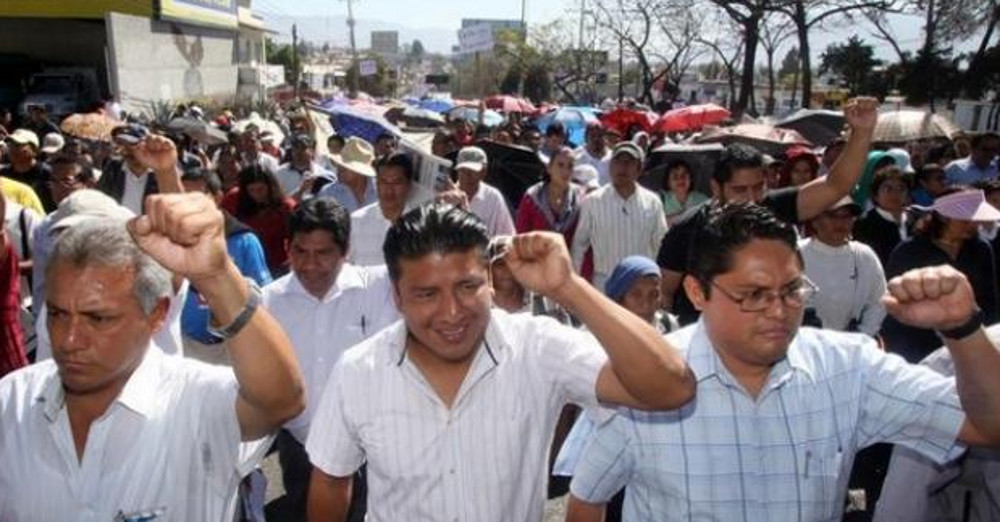 Maestros de Oaxaca se sangran para exigir pagos retenidos