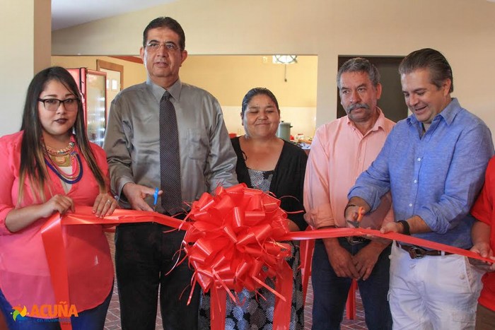 Acuña: Reconoce alcalde  el esfuerzo de familia por ampliar  comedor “Antojitos Chávez”.