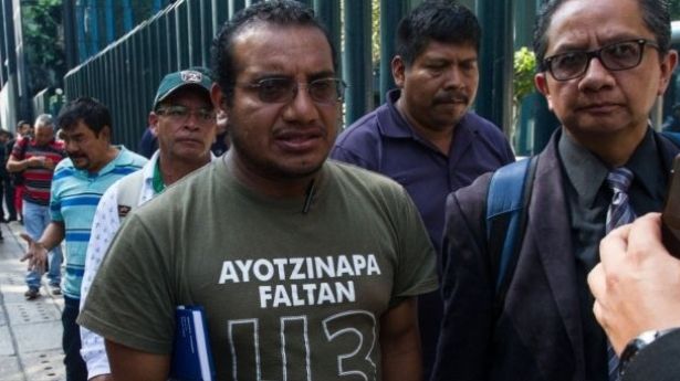 ‘Indios piojosos’ llama abogado a padres de los 43; él niega audio