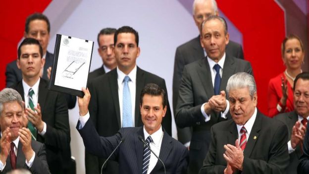 Peña Nieto firma reforma a la ley de Infonavit