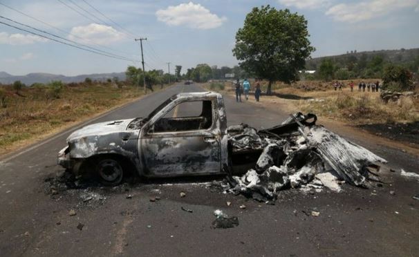 Se enfrentan normalistas y policías en Michoacán