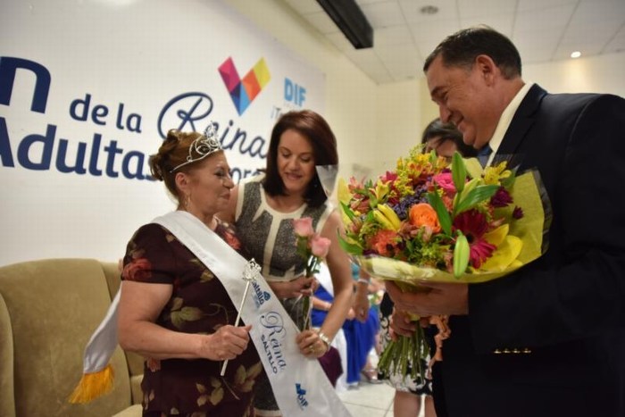 Corona Isidro a la Reina de adultos mayores de Saltillo