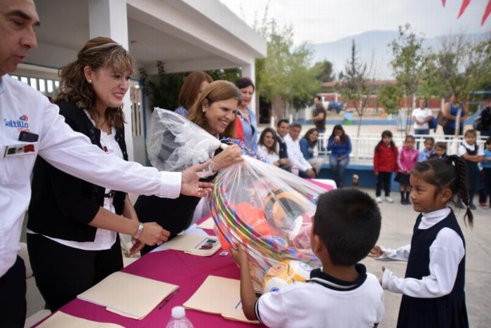 Participa Municipio con niños saltillenses en Honores a la Bandera