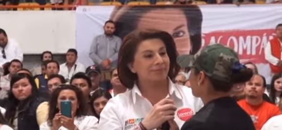 Candidata quita micrófono a simpatizante que se rebela durante mitin (Video)