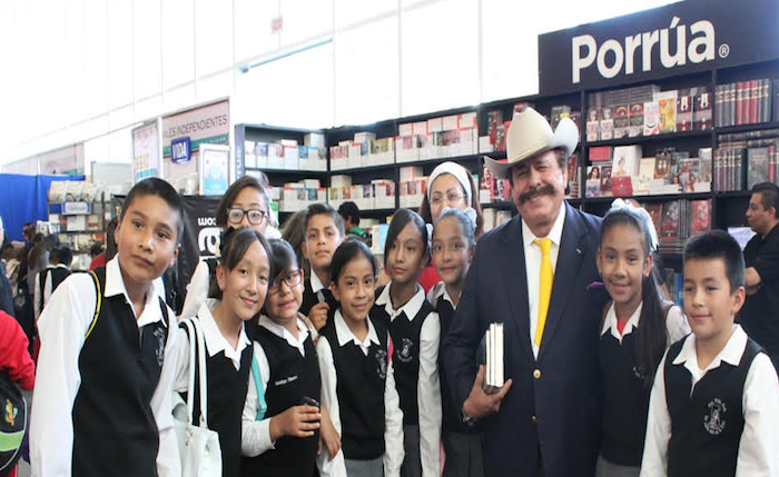 Visita Armando Guadiana la Feria Internacional del Libro