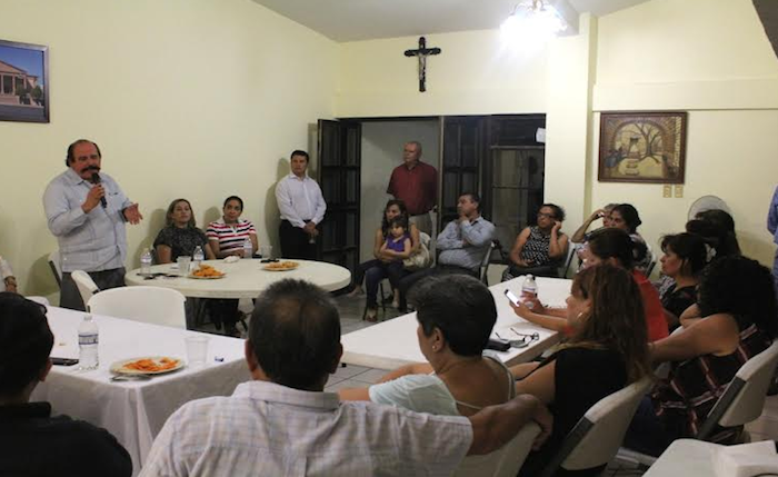 Recibe Armando Guadiana propuestas de vecinos saltillenses