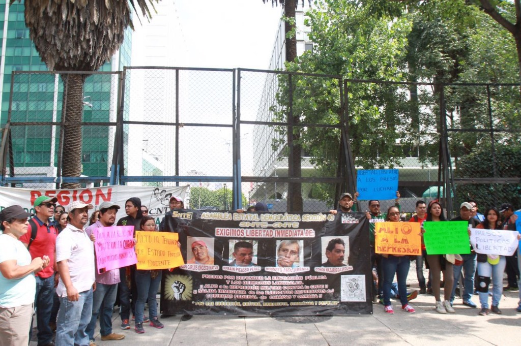 Se moviliza CNTE frente a embajada de EU