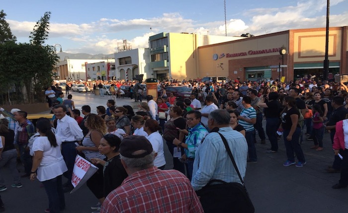 Despiertan en Saltillo, acuden a protestar