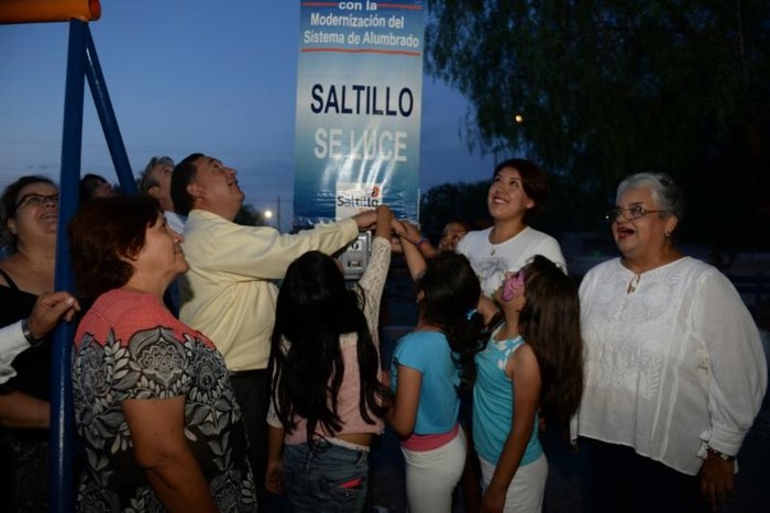 Saltillo: Inaugura Isidro renovación de alumbrado en Virreyes
