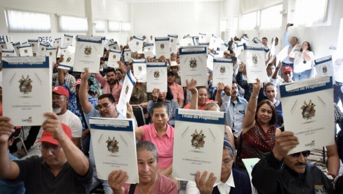Saltillo: Reciben 150 escrituras familias saltillenses
