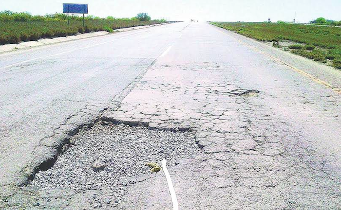 BUSCAN REPARAR LA CARRETERA ACUÑA-SANTA EULALIA.