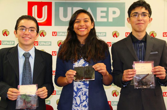 Estudiantes de preparatoria en Puebla desarrollan bioplástico de cáscaras de plátano