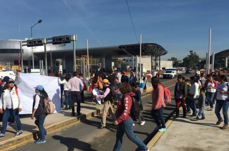 CNTE bloquea las autopistas CDMX-Puebla, Cuernavaca y Toluca