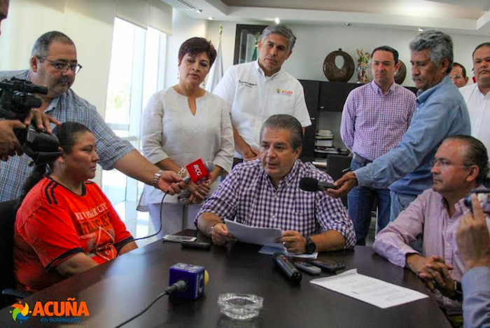 ENTREGA ALCALDE CHEQUES A BENEFICIARIOS   DEL SEGURO DE VIVIENDA