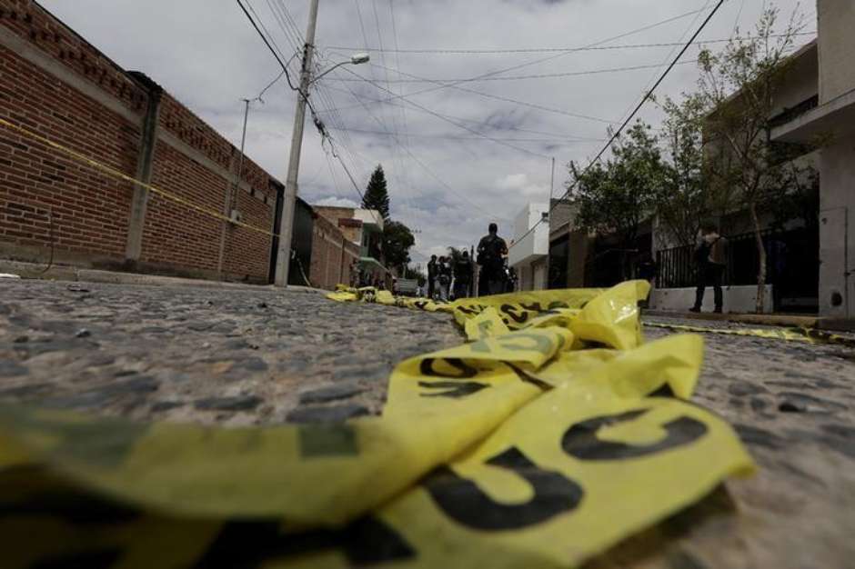 VIDEO: Mujer y su hija cruzan la calle y son arrollados por patrulla