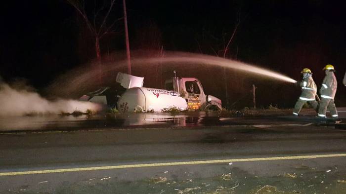 Vuelca una pipa con gas butano; no hubo heridos