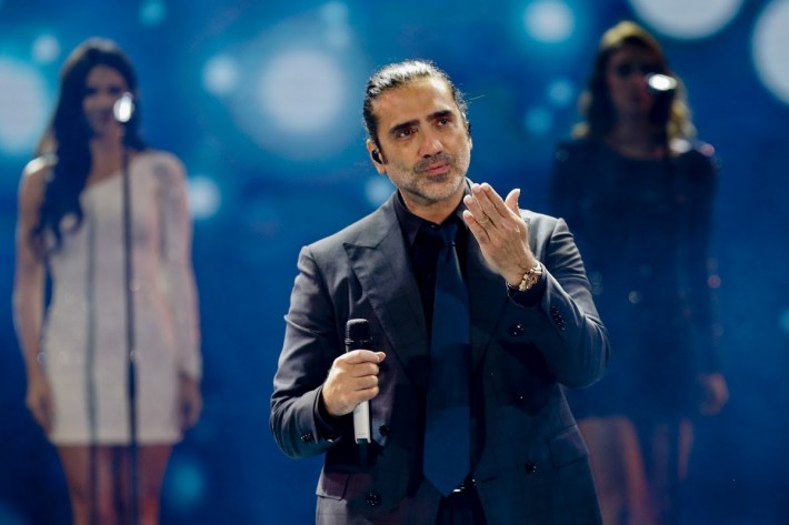 Alejandro Fernández también rinde homenaje a Juan Gabriel
