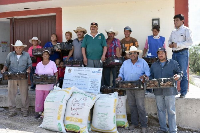 Saltillo: Reciben paquetes avícolas ejidatarios de La Zacatera