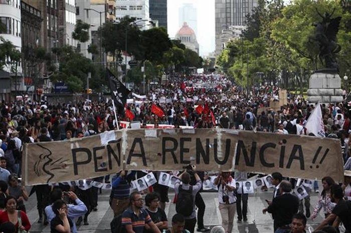 Miles piden renuncia de Peña Nieto
