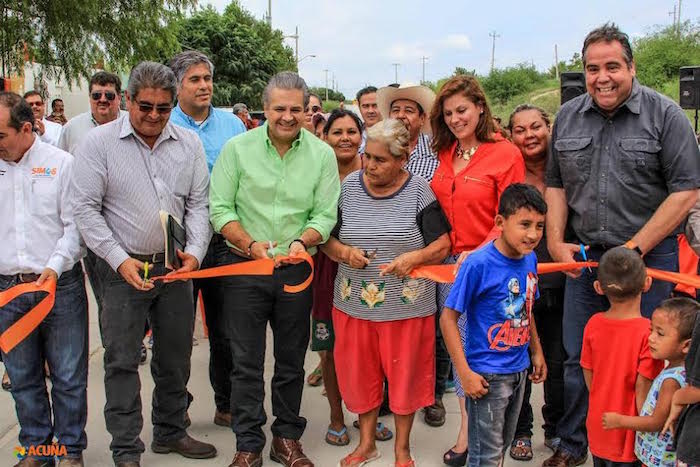 ACUÑA: ENTREGAN OBRA DE PAVIMENTACIÓN A VECINOS DE FUNDADORES.