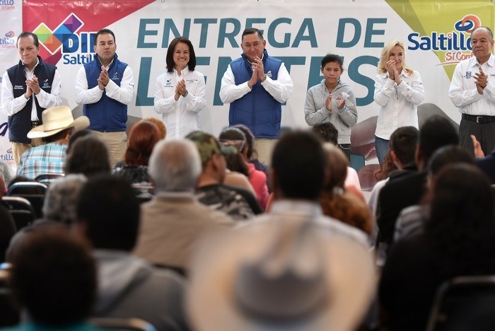 Entrega DIF lentes y apoyos a saltillenses