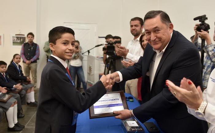 Saltillo:Reconoce Isidro a ganadores de olimpiada del conocimiento