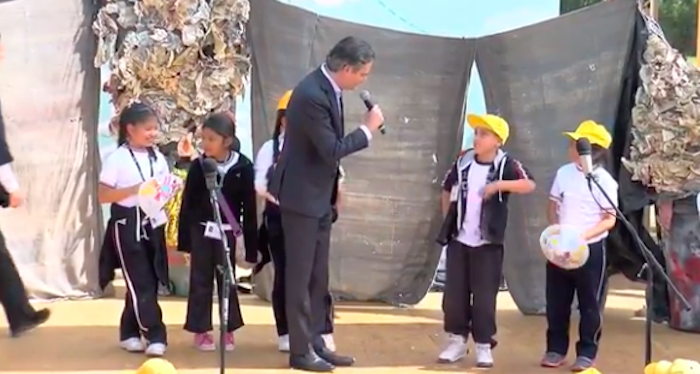 VIDEO: Niña de primaria exhibe y corrige error de Nuño