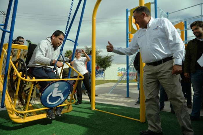 Inaugura Isidro 3 módulos más de juegos para niños con discapacidad