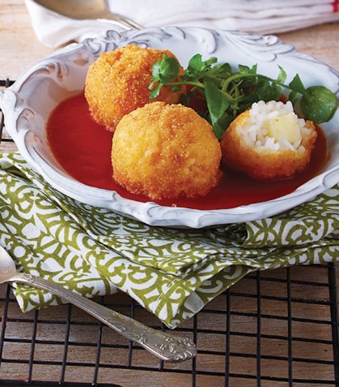 BOLITAS DE ARROZ EMPANIZADO CON PANELA Y SALSA DE JITOMATE